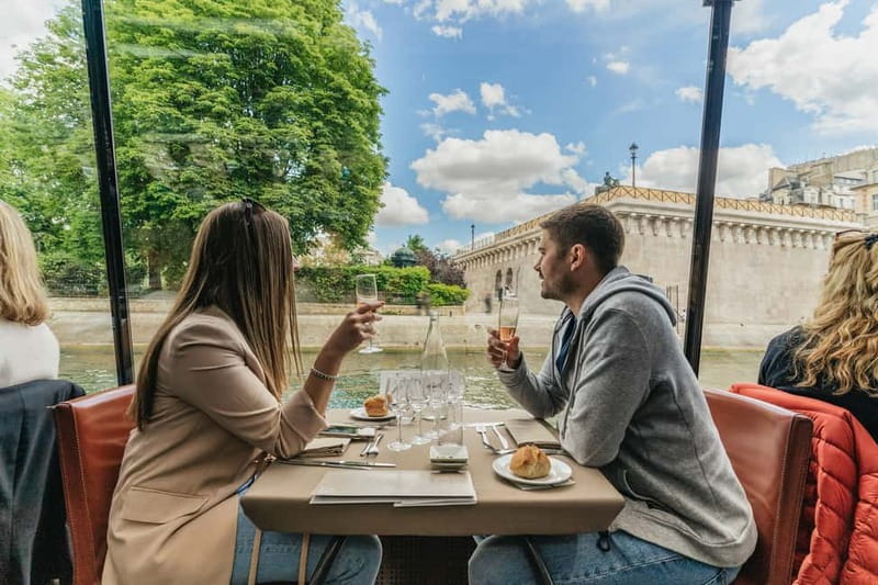 Paris: 2-Hour River Seine Lunch Cruise with 3-course-menu - Hôtel de Ville and the heart of Paris