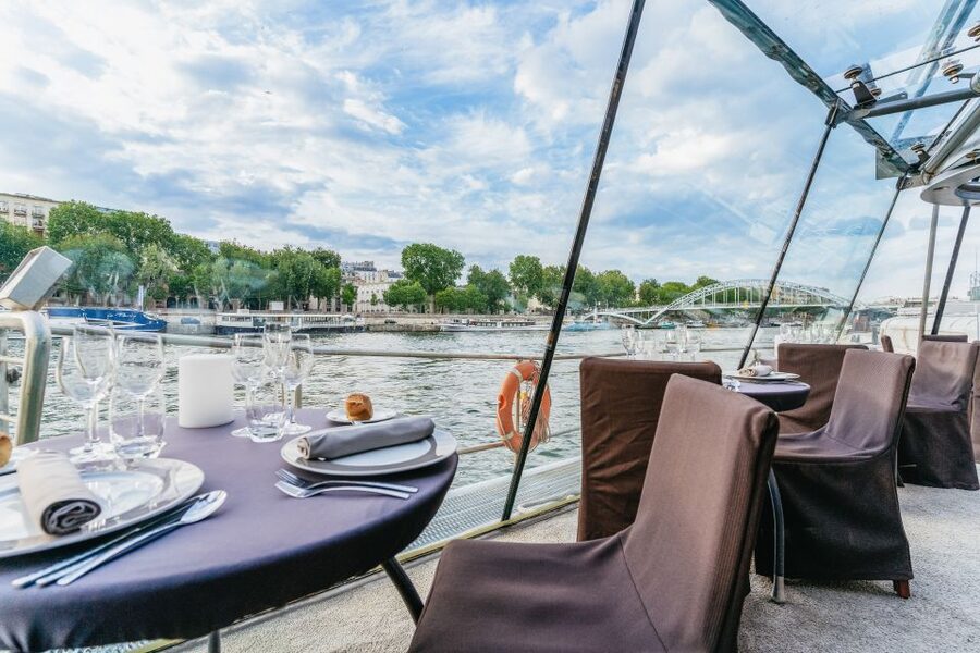 Paris: 3-Course-Dinner Cruise on the Seine with live music - Key details to know before booking