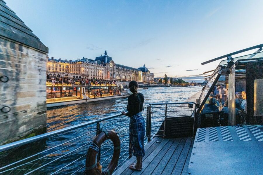 Paris: 3-Course-Dinner Cruise on the Seine with live music - Dinner on a moving Seine dining room