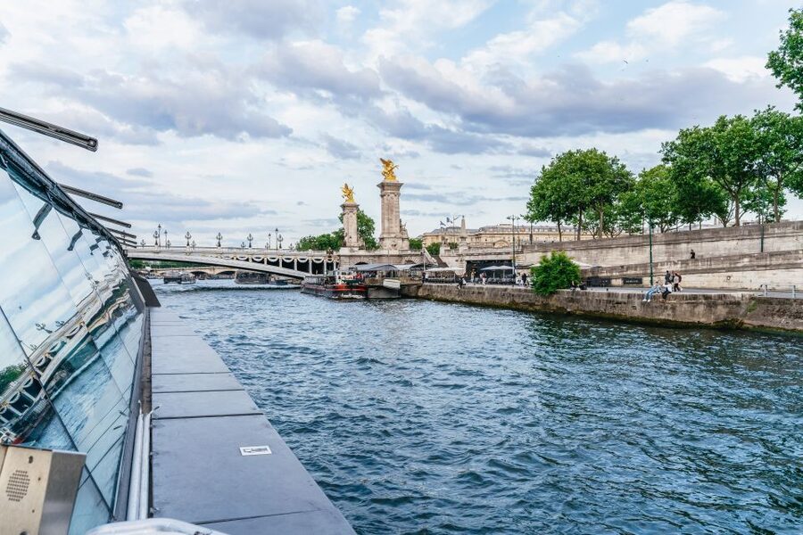 Paris: 3-Course-Dinner Cruise on the Seine with live music - The music and the mood