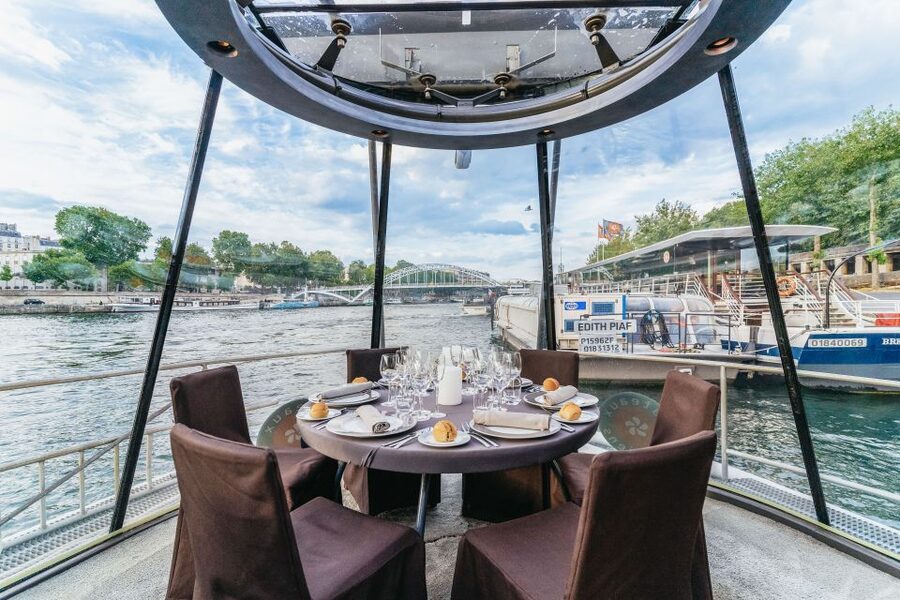 Paris: 3-Course-Dinner Cruise on the Seine with live music - What you see from the Eiffel Tower to Notre Dame