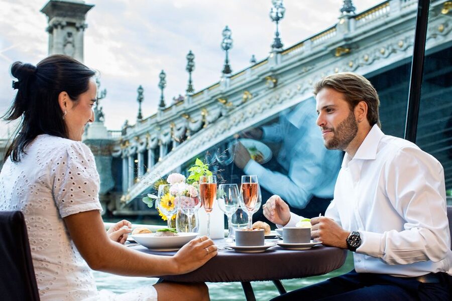 Paris: 3-Course-Dinner Cruise with Wine on the Seine River - The glass-canopy boat and seating choices