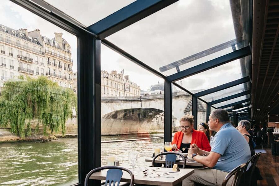 Paris : 3-Course Gourmet Dinner Cruise on Seine River - Hôtel de Ville and the Louvre from the river