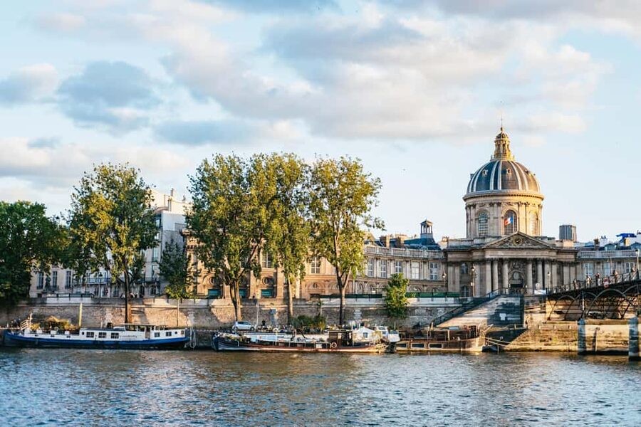 Paris : 3-Course Gourmet Dinner Cruise on Seine River - Choosing between 6:45 PM and 9:15 PM