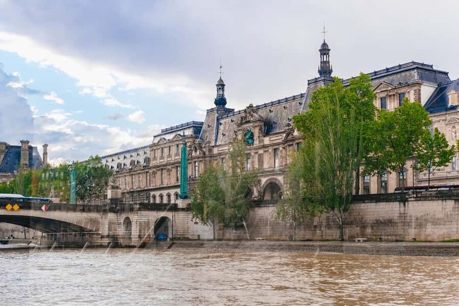 Paris: 3-Course Italian Meal Seine Cruise - Service, music, and the mood on board