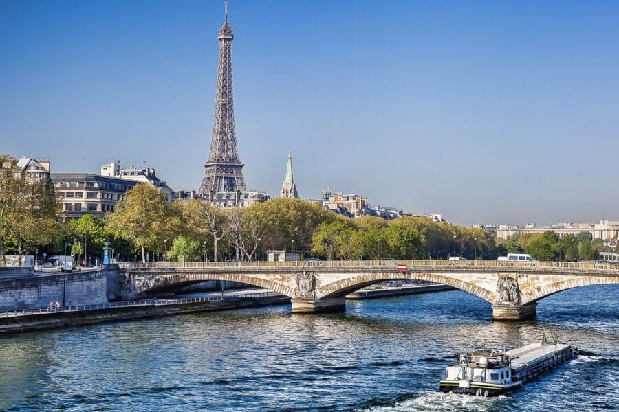 Paris: 3-Course Lunch Cruise on the River Seine - Service, music, and the pace of lunch