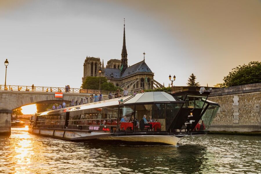 Paris: 4-Course Dinner Cruise on Seine River with Live Music - Along the Seine: Pont Alexandre III to the Musée d’Orsay