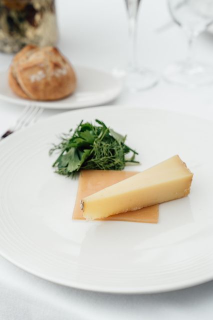 Paris: 4-Course Dinner Cruise on Seine River with Live Music - The Eiffel Tower Sparkle