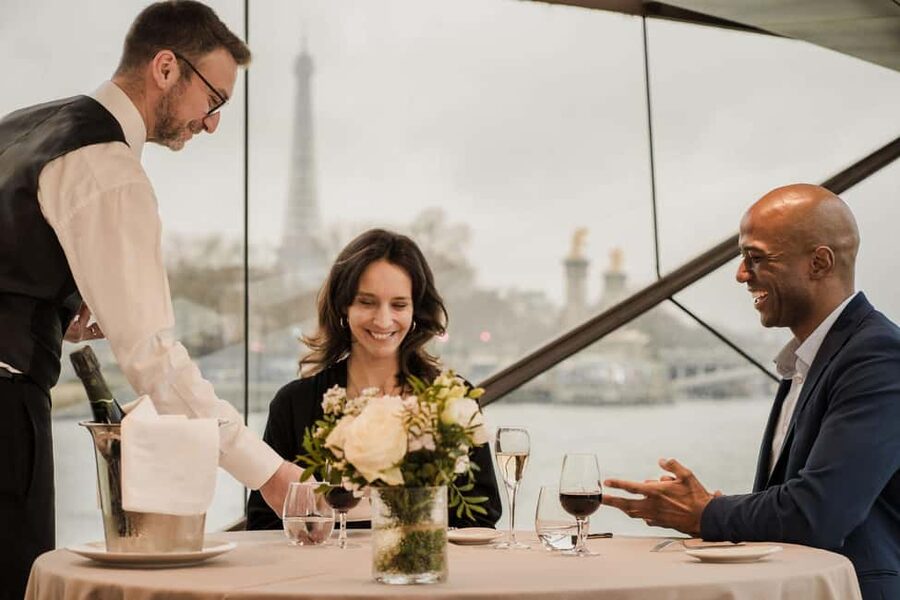 Paris: 4-Course Dinner Cruise on Seine River with Live Music - Settling In With an Aperitif
