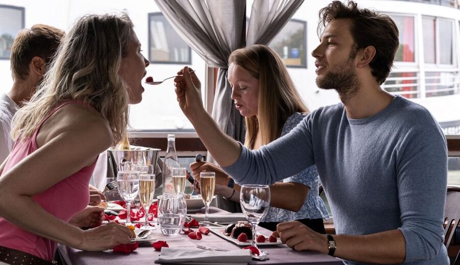Paris: Early Evening Dinner Cruise on the River Seine - What the $100 price really buys you