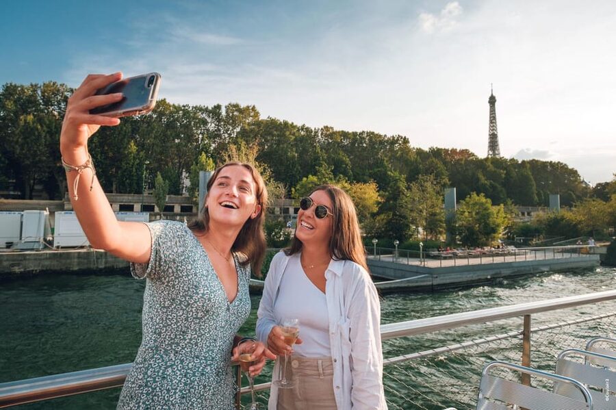 Paris: Evening River Cruise with Music - Five things to know before boarding