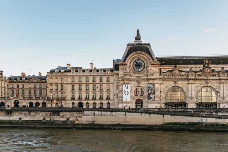 Paris: Gourmet Dinner Cruise on Seine River with Live Music - From dinner music to a dance floor