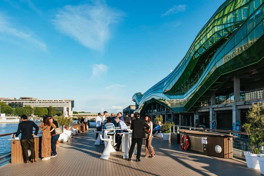 Paris: Gourmet Dinner Cruise on Seine River with Live Music - A three-course meal with a narrow choice