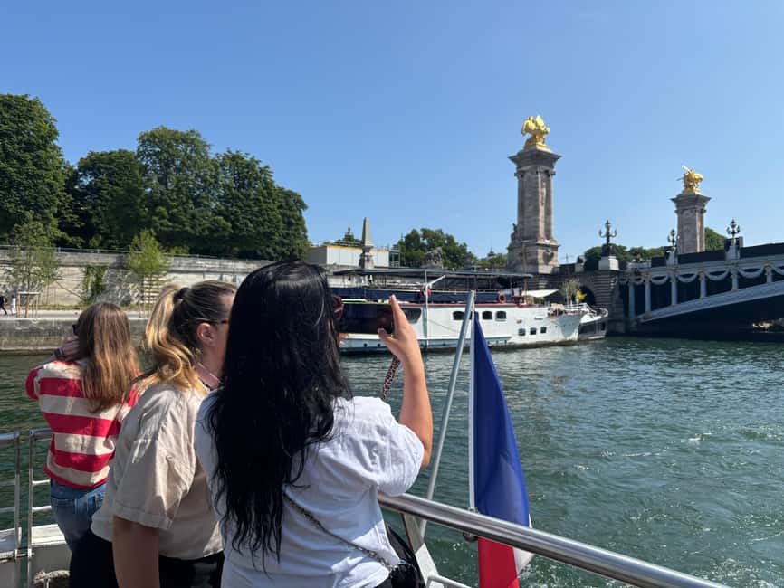 Paris: Hop-On Hop-Off Seine Cruise Pass with 9 Stops - Starting at the Eiffel Tower