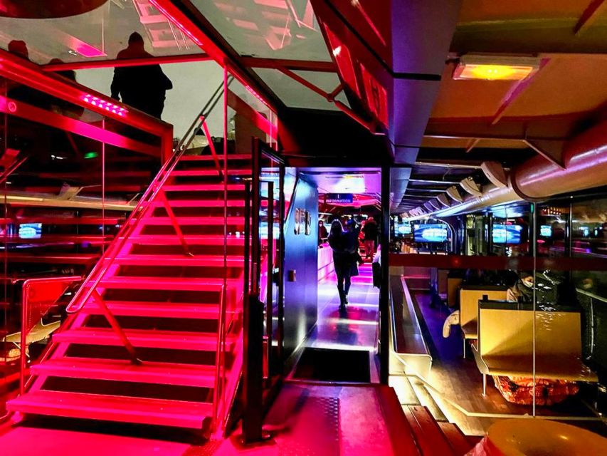 Paris: Illuminated Evening River Cruise & Waffle Tasting - The waffle at Trocadéro
