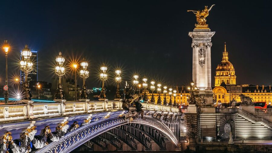 Paris: Illuminated Evening River Cruise & Waffle Tasting - Choosing between the lower deck and upper deck