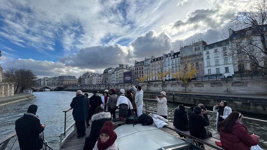 Paris: Illuminations River Cruise with Audio Commentary - Hôtel de Ville, the Louvre, and the grand western stretch