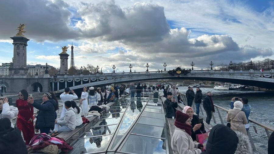 Paris: Illuminations River Cruise with Audio Commentary - Choosing your seat and handling the weather