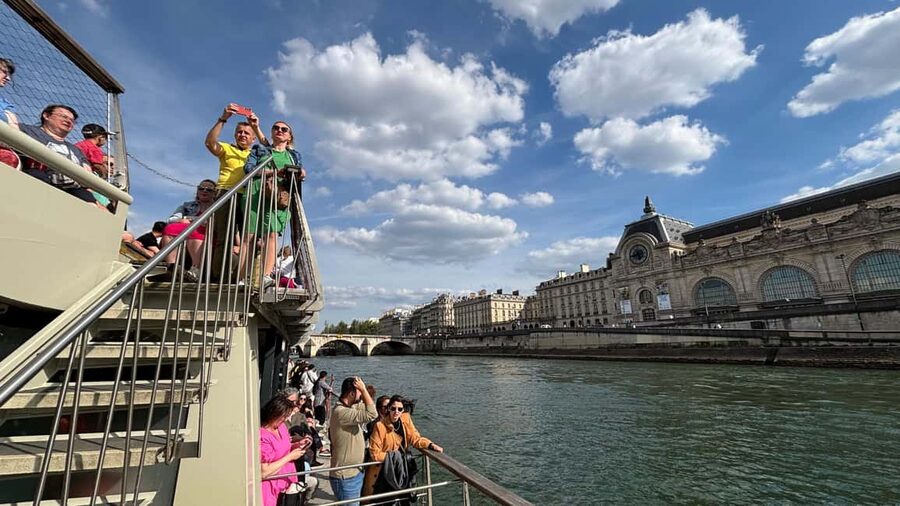 Paris: Illuminations River Cruise with Audio Commentary - Audio commentary and the phone app