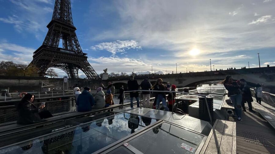 Paris: Illuminations River Cruise with Audio Commentary - Is $20 good value for one hour?