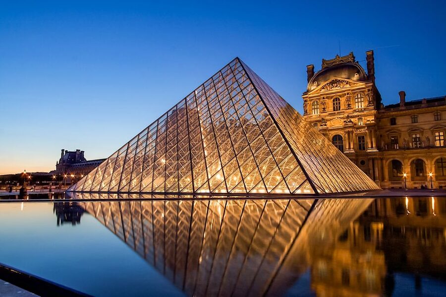 Paris: Louvre Guided Tour with Reserved Access & Boat Cruise - Seeing the Mona Lisa without expecting solitude