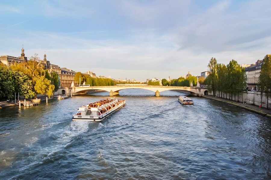Paris: Louvre Guided Tour with Reserved Access & Boat Cruise - Meeting your guide at the Arc du Carrousel
