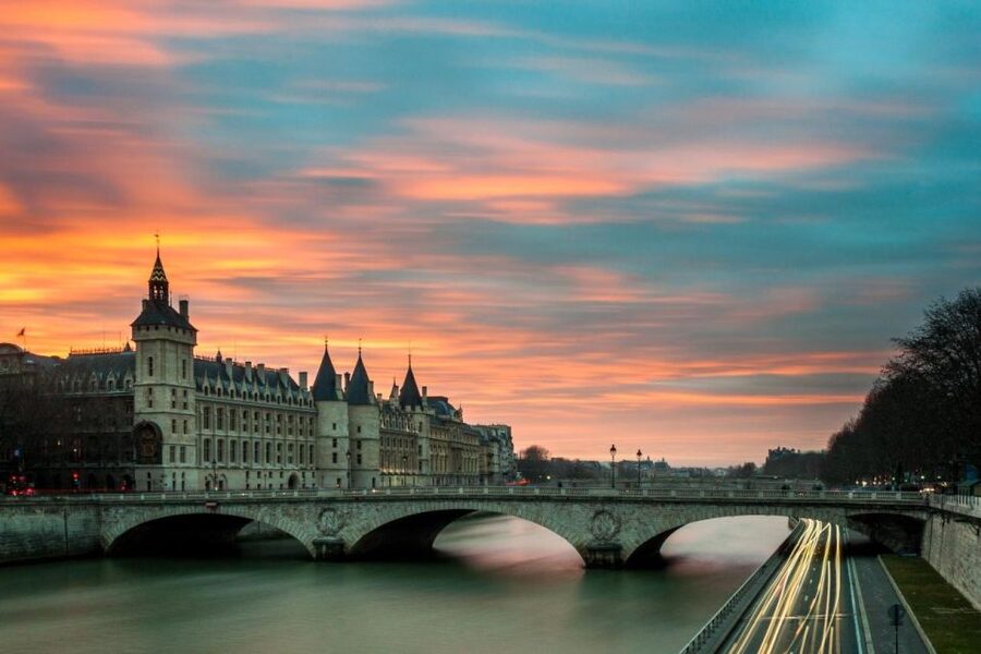 Paris: Louvre Museum Entry Ticket With Host and River Cruise - Who should book this Louvre and Seine package?