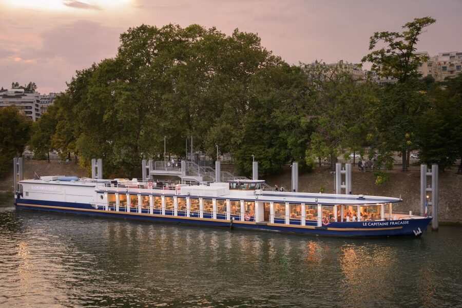 Paris: Romantic Cruise with 3-course Dinner on Seine River - Boarding at Île aux Cygnes