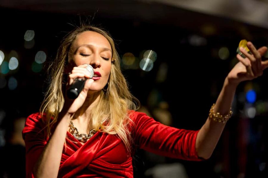 Paris: Seine River Champagne Dinner Cruise with Live Music - What this Seine dinner cruise is really like