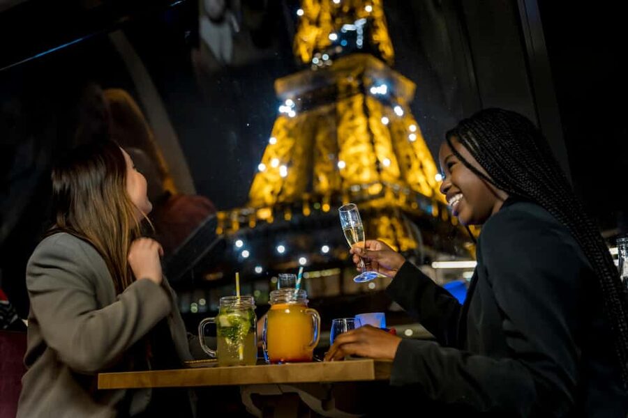 Paris: Seine River Champagne Dinner Cruise with Live Music - Pont des Arts and the first Seine views
