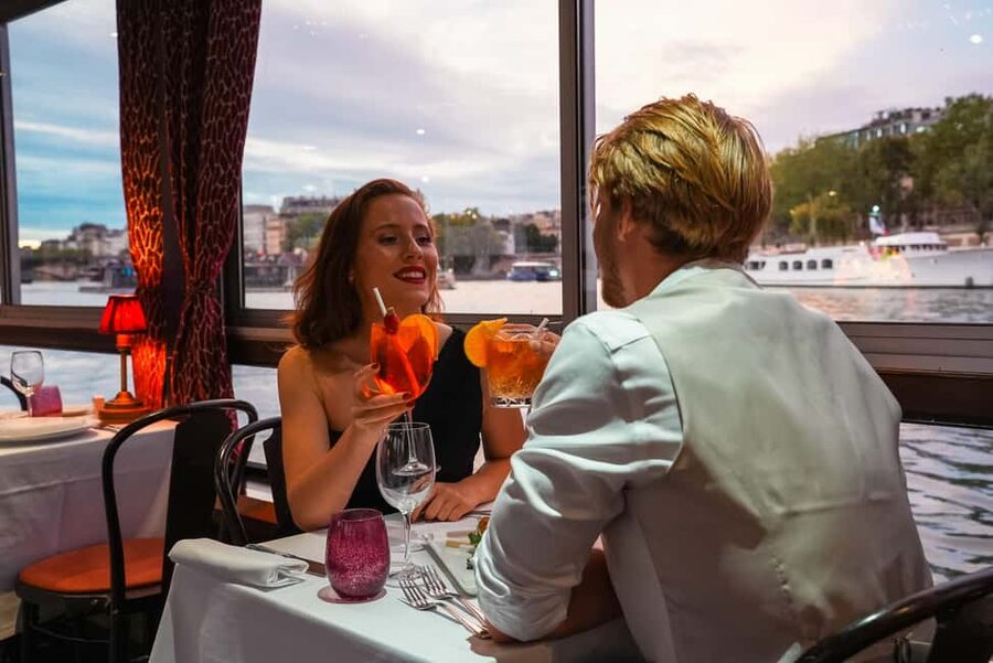 Paris: Seine River Cruise with 3-Course Dinner & Live Music - The 9:15 PM Dinner: Better for Nighttime Paris
