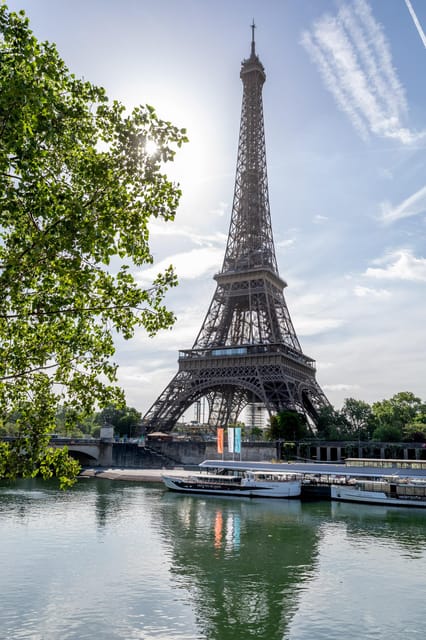 Paris: Seine River Cruise with Champagne from Eiffel Tower - Musée d’Orsay and the historic riverbanks