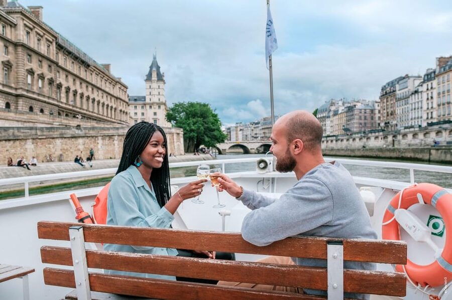 Paris: Seine River Cruise with Champagne from Eiffel Tower - Île de la Cité and Notre Dame