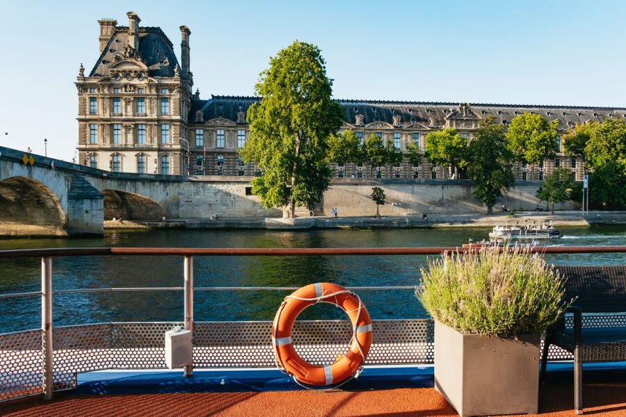 Paris: Seine River Panoramic Views Dinner Cruise - What the cocotte dinner is really like