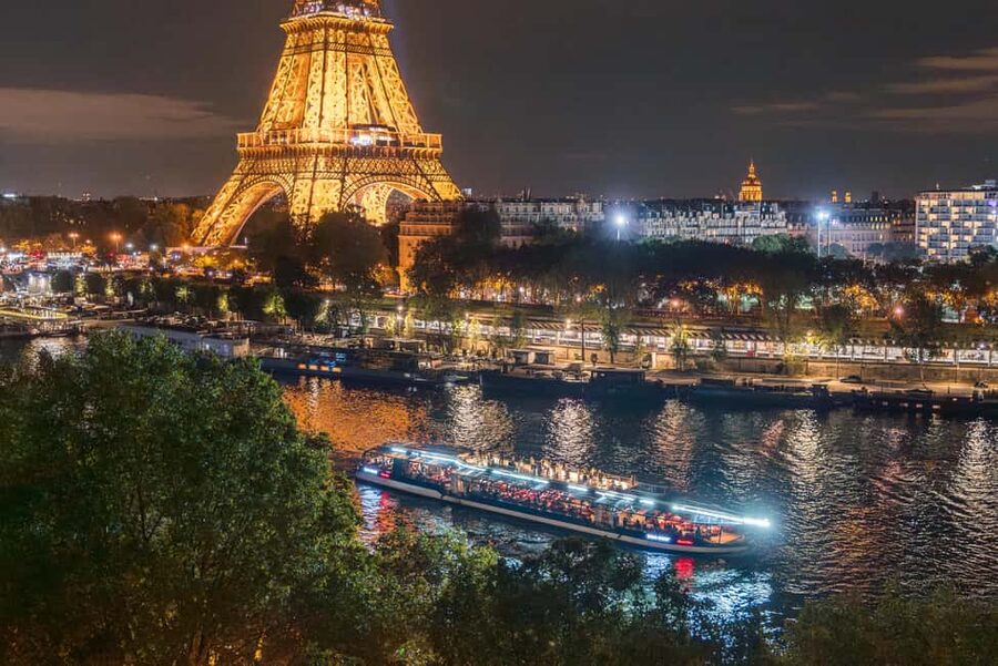 Paris: Seine River Sightseeing Cruise by Bateaux Mouches - What the boat is like on board