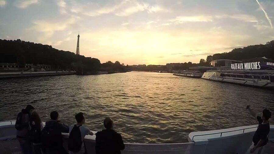 Paris: Seine River Sightseeing Cruise by Bateaux Mouches - Practical timing advice for a smoother ride