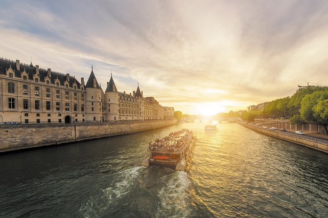 Paris Seine River Sightseeing Cruise with Commentary by Bateaux Parisiens - The Louvre and Place de la Concorde