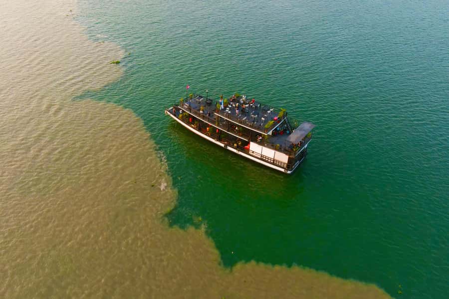 Phnom Penh: Sunset Cruise with Unlimited Beer &Fruit platter - The opening view of Phnom Penh from the river