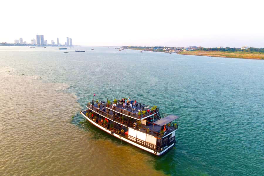 Phnom Penh: Sunset Cruise with Unlimited Beer &Fruit platter - Bridges, temples, and the Royal Palace