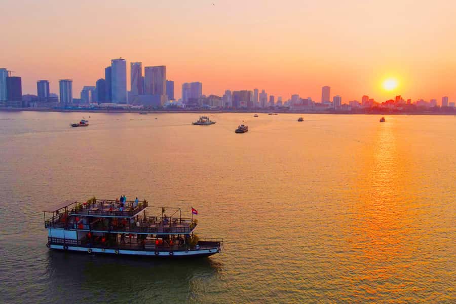 Phnom Penh: Sunset Cruise with Unlimited Beer &Fruit platter - Getting from the hotel to the boat