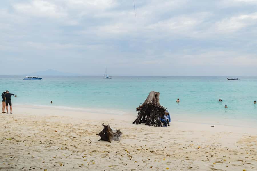 Phuket: Phi Phi, Bamboo & Maithon by Premium Speed Catamaran - Phi Phi Don: lunch with a glimpse of island life