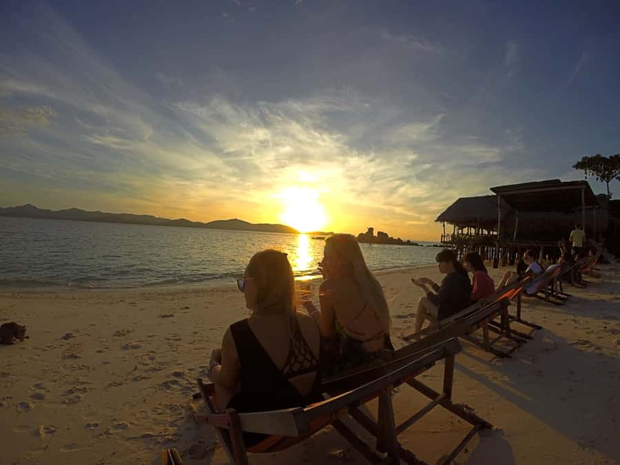 Phuket: Phi Phi Sunrise Boat Tour to Bamboo and Khai Island - Sunrise breakfast at Khai Nai Island