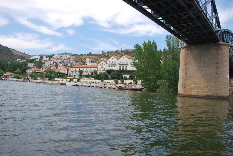 Pinhão: Rabelo Boat 1-Hour Tour - Under the bridge and into the vineyard valley