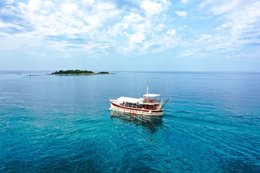 Poreč: Panoramic Morning Cruise Among 20 Islands with Drinks - Meeting the Fjera at Poreč Port