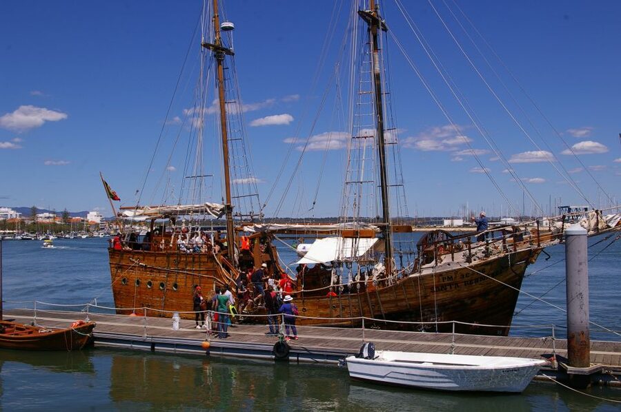 Portimão: Pirate Ship Cave Cruise - Alfanzina lighthouse and the switch to small boats