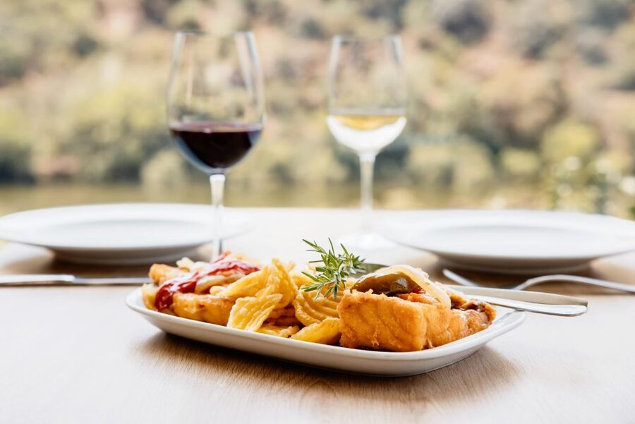 Porto: Douro Valley Full-Day Boat, Train, and Lunch Tour - The train ride through the valley