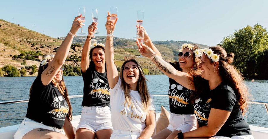 Porto: Douro Valley Full-Day Boat, Train, and Lunch Tour - Seeing the Douro from Pinhão by boat