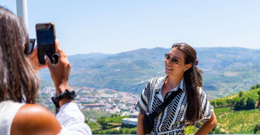 Porto: Douro Valley Tour with Lunch, Boat Cruise & Tastings - Régua and the first taste of Douro country