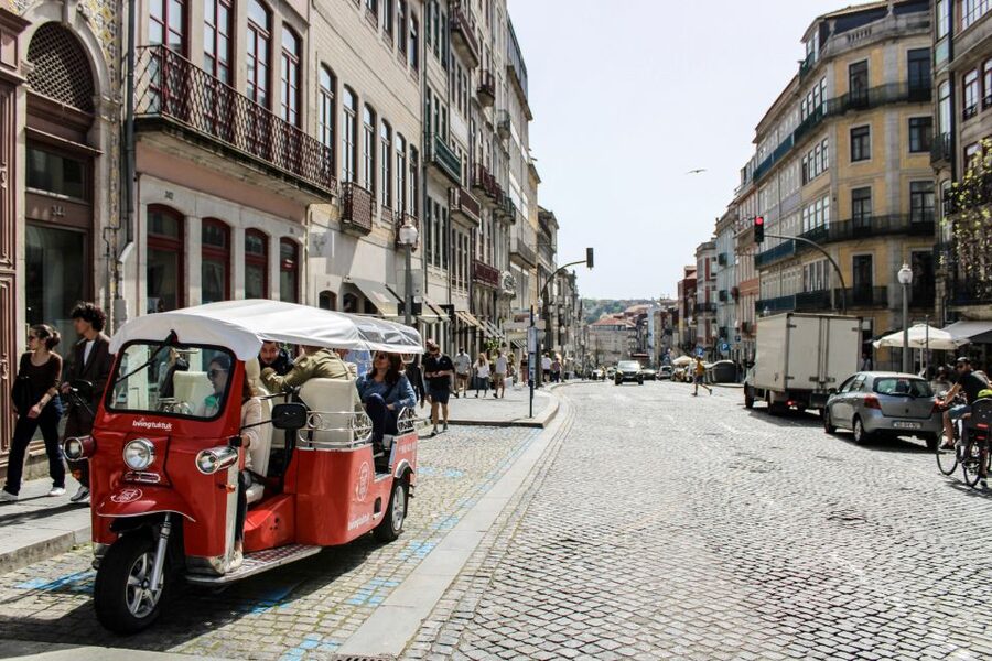 Porto: Guided Tour by Tuk-Tuk & Optional Douro River Cruise - São Bento Station and Porto Cathedral