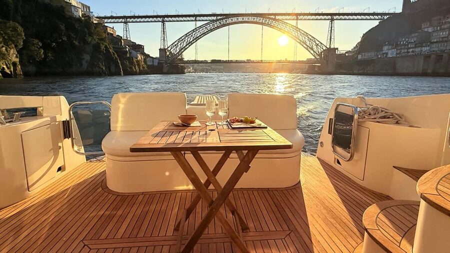 Porto: Luxury 6 Bridges Yacht Cruise with Wine & Snacks - How luxurious is the yacht?